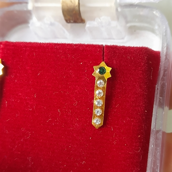 Beautiful new flower desine studs - Picture 7 of 16